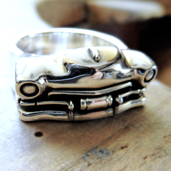 925 Silberring im Stil eines Cadillac Kustom von 1948 – handgefertigter Rock’n’Roll-Schmuck für echte Individualisten