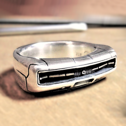 925 Silberring mit Frontdesign inspiriert vom Chrysler 300 – moderner Auto-Schmuck, handgemacht und auch in Gold verfügbar