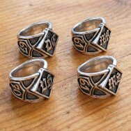 Handgefertigte Biker Clubringe aus 925 Sterling Silber mit geschwärztem Hintergrund und individuellem Logo auf Holzuntergrund