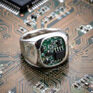 Handgefertigter Designer Siegelring aus Silber mit echter Platinen-Optik und elektronischem Schaltkreis-Motiv auf Leiterplatte