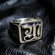 Handgefertigter Gothic Siegelring aus 925 Sterling Silber mit geschwärztem Hintergrund und Initiale auf schwarzem Leder