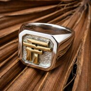Handgefertigter Bicolor Initialenring aus Silber und Gold mit erhabenem FF Monogramm auf strukturierter Ringplatte