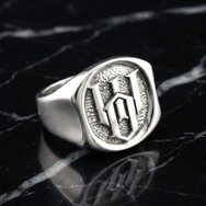 Handgefertigter Monogramm Ring aus 925 Sterling Silber mit erhabener Initiale und strukturierter Ringplatte auf schwarzem Marmor