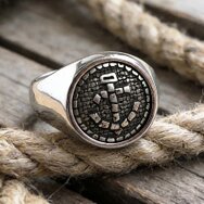 Handgefertigter Anker Siegelring aus 925 Sterling Silber mit geschwärzter Struktur und maritimem Motiv auf Tau und Holz