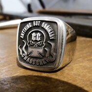 Massiver Silberring mit Skull-Motiv, Schriftzug und detailreicher Lasergravur auf geschwärzter Siegelplatte