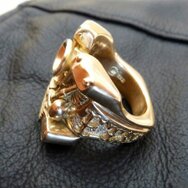 Massiver Biker Ring aus 18K Gold mit detailreichem Knucklehead Motor, plastischem V-Twin Design und ornamentierter Ringschiene auf schwarzem Leder