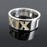 Polierter Bandring aus 925 Sterling Silber mit Buchstaben, dunklen Vertiefungen und Spiegelung auf schwarzem Untergrund