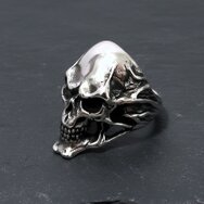 Massiver Totenkopf Ring aus 925 Sterling Silber mit offener Skull-Form, geschwärzten Vertiefungen und dunkler Gothic Optik auf schwarzem Stein
