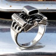 Detailreicher Silberring mit plastischem V8 Motor, Ansaugtrichter, Zylinderkopf und polierter Ringschiene auf Chrom und Metall