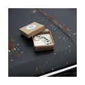 V8 Schlüsselanhänger aus 925 Sterling Silber in Geschenkbox auf patinierter Motorhaube – handgemacht, Oldtimer & Hot-Rod Style