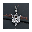 V8 Emblem Schlüsselanhänger in Sterling Silber auf Vintage-Lack mit Patina – Auto-Schmuck für Oldtimer- und Hot-Rod-Fans