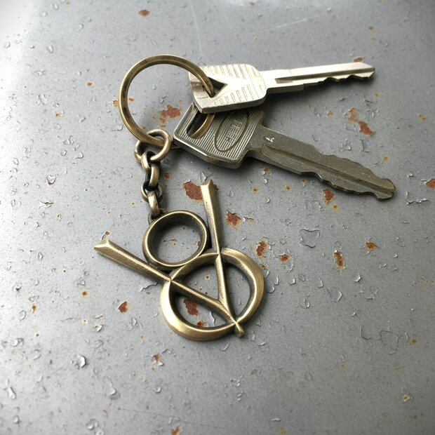 V8 Logo Schlüsselanhänger – Messing, Retro Look Messing-V8 Emblem mit Spaltring am Schlüsselbund; handgefertigt – ideale Geschenkidee für Ami-Fahrer und Hot-Rod Fans.