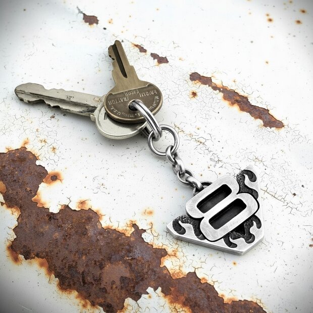 V8 Schlüsselanhänger – 925 Silber Flame | Geschenk Silberner V8-Flammenanhänger am Schlüsselbund; edel, hochwertig, handgefertigt.