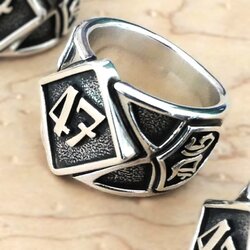 Handgefertigter Motorrad Club Ring aus Sterling Silber mit eingearbeitetem Club-Logo und Personalisierung