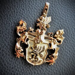 Dreidimensionaler Familienwappen-Anhänger aus 750er Gelbgold, detailreich und hochglänzend