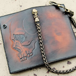 Handgefertigte Messing-Geldbeutelkette mit Totenkopf-Anhänger auf braunem Leder-Portemonnaie mit Skull-Prägung, Biker-Stil