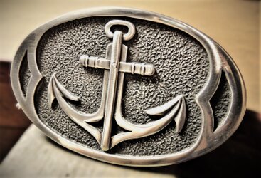 Massive Gürtelschnalle aus 925er Silber mit einem plastisch herausgearbeiteten Anker-Design, handgefertigt und poliert
