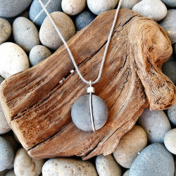 Handgefertigter Silberanhänger mit rundem grauem Kieselstein auf Treibholz, durchzogen von Silberstab mit Öse, an geflochtener Silberkette