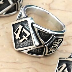 Handgefertigter massiver Silberring mit Club-Logo und oxidierter schwarzer Oberfläche, geometrische Symbole an den Seiten, Motorradclub-Schmuck