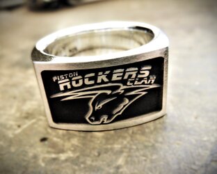 Massiver Herren-Statement-Ring aus Silber mit einer sehr feinen und filigranen Laser-Gravur eines Logos oder Designs