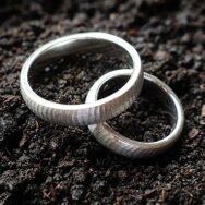 Strukturierte Weißgoldringe als Trauringe