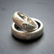 Trauringe mit Steinbesatz Diamant handgefertigt Friesenheim