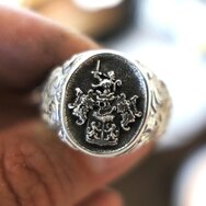 Silberner Wappenring mit handgraviertem Familienwappen und Löwenmotiv, handgefertigt im Goldschmiedeatelier.