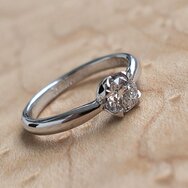 Handgefertigter Verlobungsring aus 750er Weißgold mit 0,5 Karat Brillant