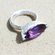 Amethyst Ring Silber Navette Marquise Schliff lila organisch strukturierte Oberfläche massiv Handarbeit