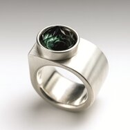 Silberring massiv breit matt mit großem grünen Turmalin rund Zargenfassung Statement Ring modern