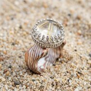 Mokume Gane Ring Rutilquarz Bergkristall mit Goldnadeln Kronenfassung Vintage Japanische Schmiedekunst Damaszener Stahl Optik