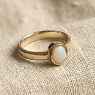 Opalring Gelbgold oval Vintage Design mit Perlrand Milgrain Goldring Zargenfassung